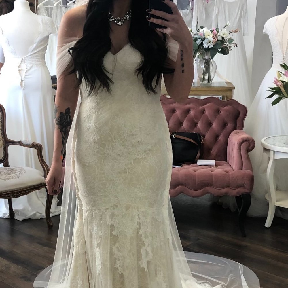 Ivory laced Wedding Dress W/Tulle Sleeves